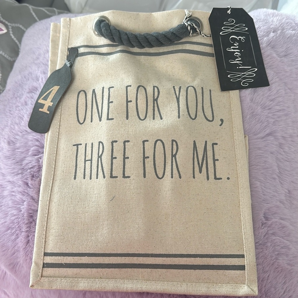 NWT 4-Bottle Bag